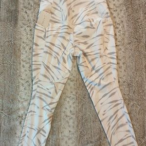 Athleta Salutation Stash Pocket II 7/8-White zebra-Size Large - NWT! Free Ship!